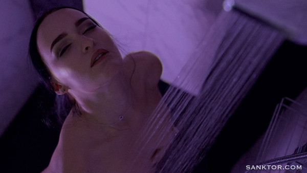 TEEN PORNSTAR MASTURBATES IN THE SHOWER